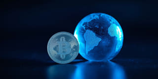 Cryptomonnaie illustrée comme intégrée aux marchés financiers mondiaux plus vastes